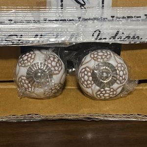 India Shelf White/Brown Etched Ceramic Pull Handle Knob Set of 2 Handcrafted